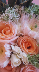 Heidi welcomed spring with her peach colored bridal bouquet.