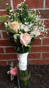 Bridesmaids carried these matching bouquets.