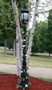 The drive was decorated with these floral lampposts.