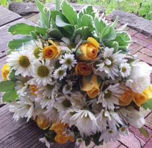The bride carried this mixture of roses and daisies.