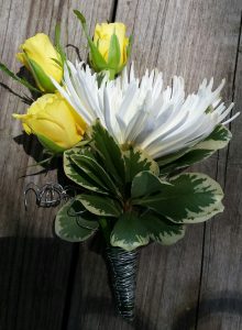 Corsages carried out the yellow and white color scheme.